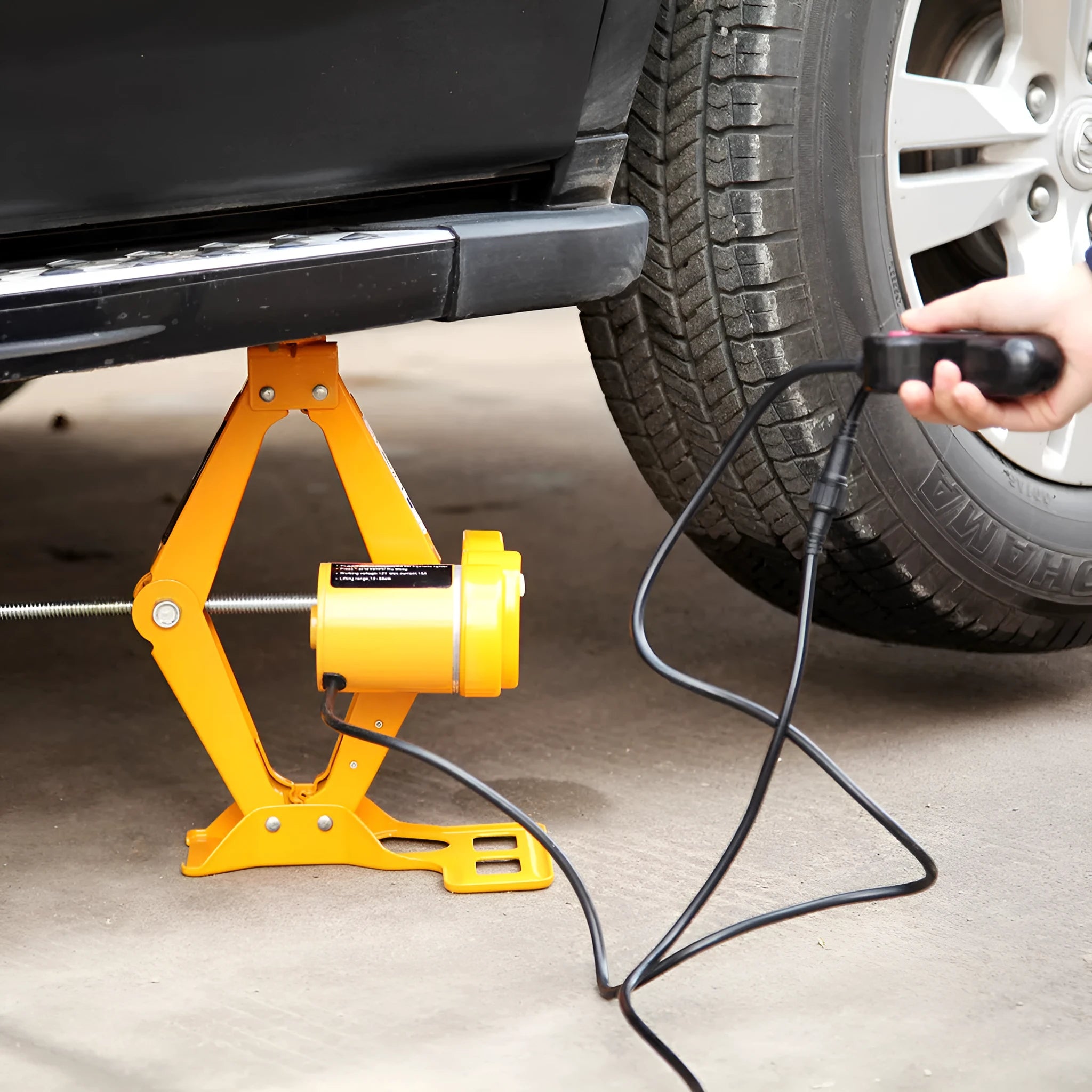 Vehicle-mounted electric hydraulic jack kit with 2 tonne capacity and hydraulic lifting system