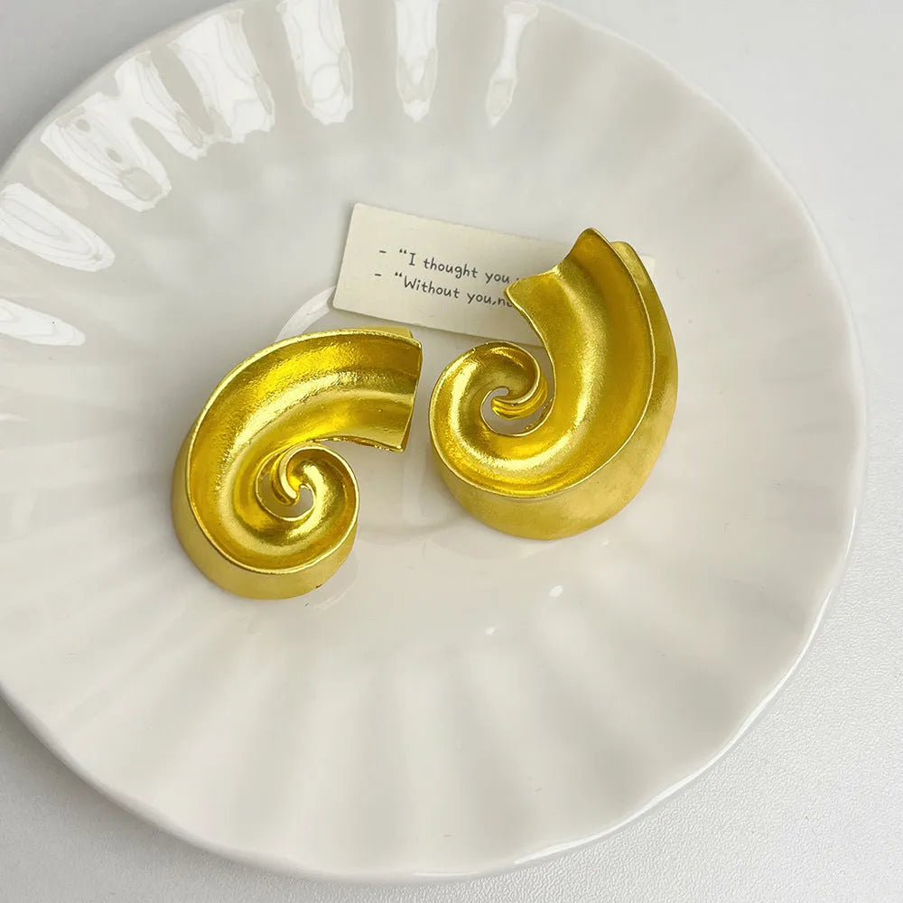 Geometric retro design ear studs with gold or silver finish, 5cm size