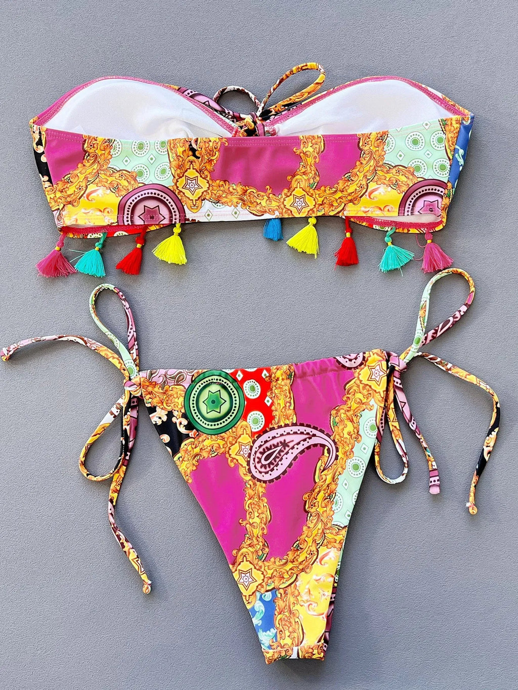 Women's printing pattern separated tube top bikini set on a white background.