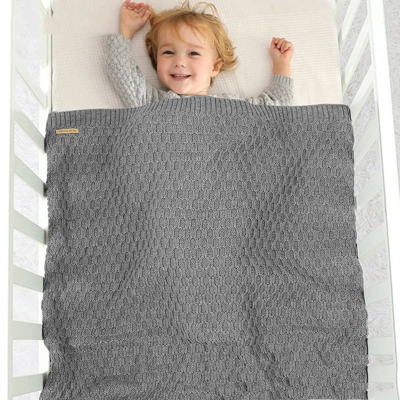 Solid colour infant hug blanket with three-dimensional lines measuring 70×90cm